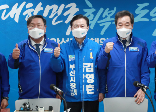 김태년 직무대행(왼쪽) 등 민주당 지도부가 17일 부산 연제구 민주당 부산시당에서 중앙선거대책위원회를 열고 김영춘 민주당 부산시장 후보(가운데)를 응원하고 있다. 연합뉴스